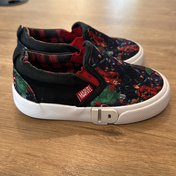 GroundUp Boys Marvel Avenger Characters Size 8 Sneakers Slip On Easy‎ Wear Shoes - Picture 3 of 9